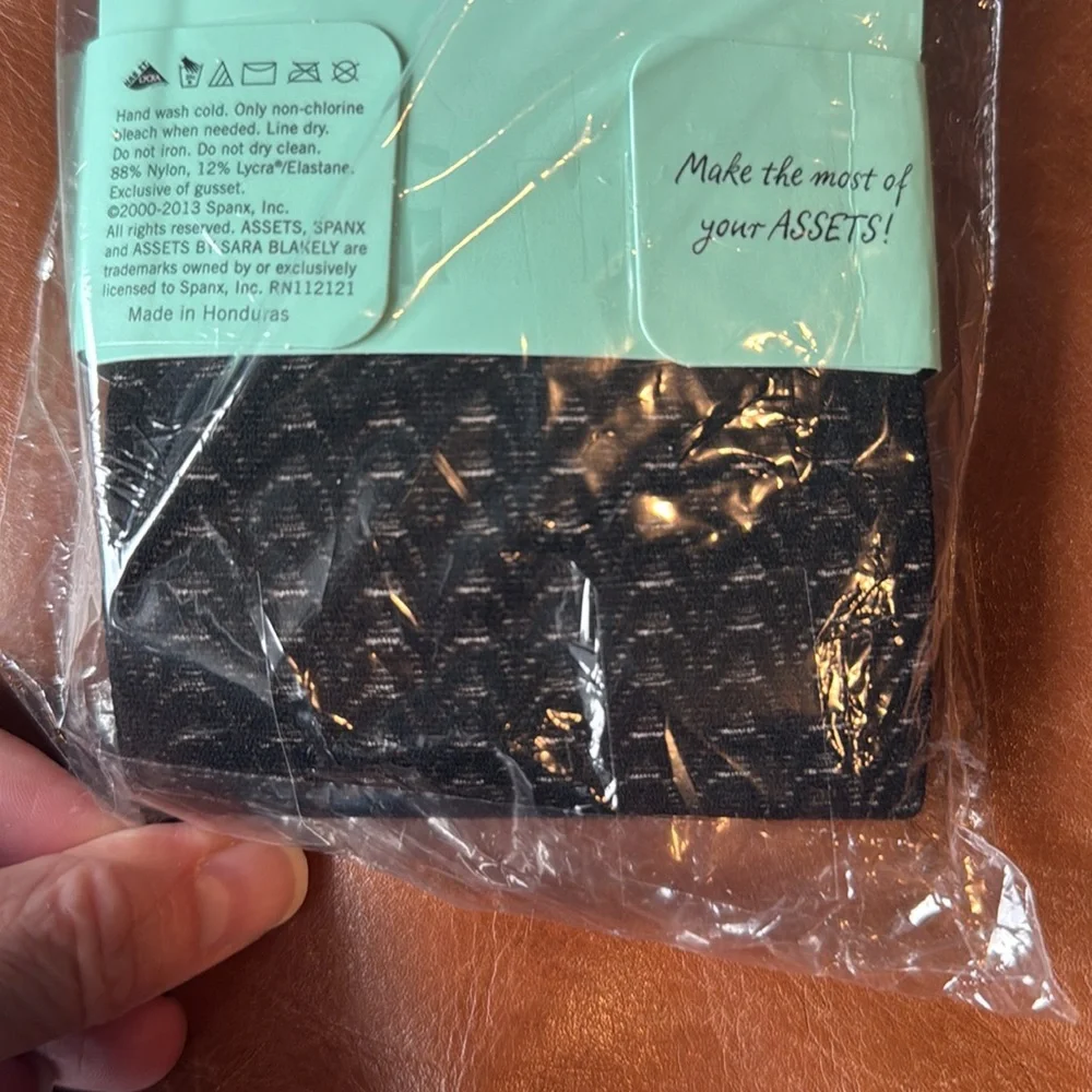 Assets by Spanx NWT Shaping tights‎ textured wishbone Black Size 1 or Size 2